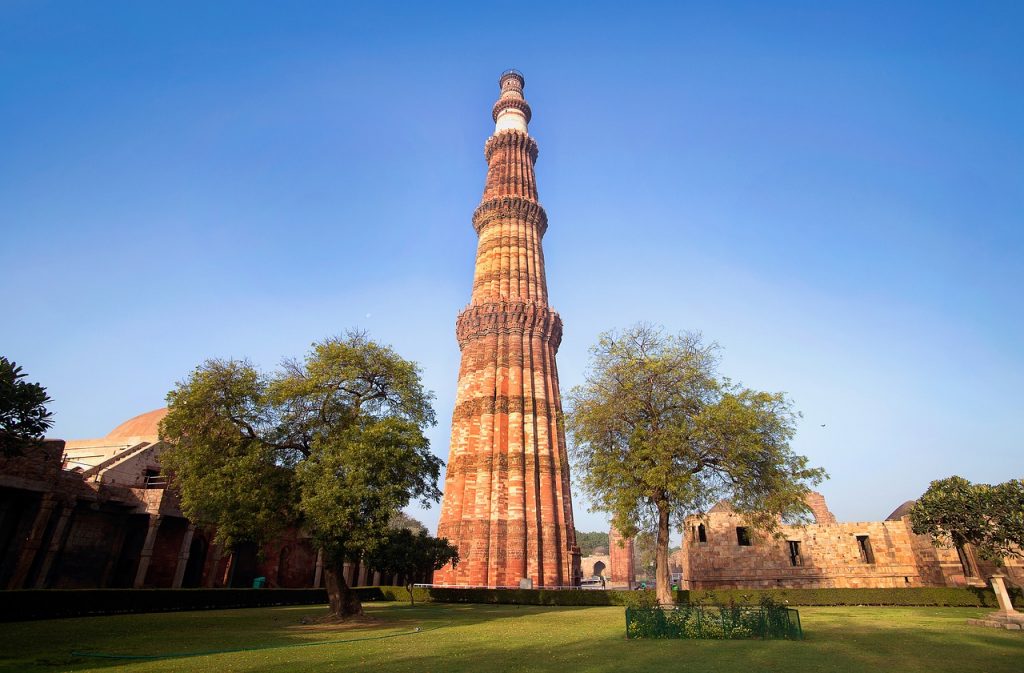 ver el qutab minar en delhi india